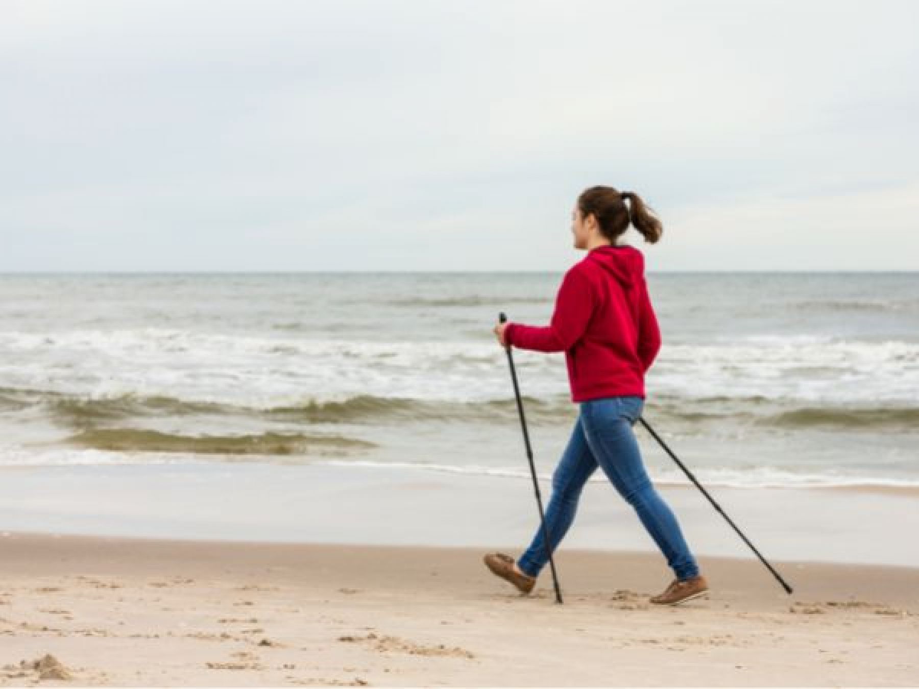 Nordic Walking: Dlaczego powinieneś chodzić z kijkami
